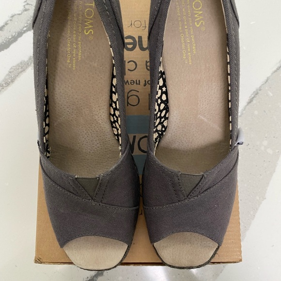 Toms Wedges. Grey. Size 9. Gently worn, great condition. Original box. - Picture 3 of 3